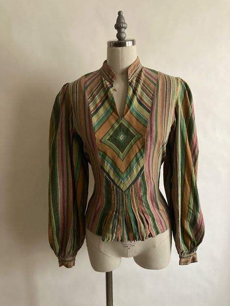 "1970s gorgeous woven striped cotton blouse made in India with peasant sleeves and pleats in the bottom front. What makes this blouse extra special is the striped fabric that has been sewn to create geometric patterns in the front and the back of this blouse. In excellent vintage condition Made by Sitasons in India/Labeled a size Medium Shoulders 14.5\" across Chest 36\"(18\" across) Waist 25\" Hem 38\" Length from back of neck to hem 20.5\" Arm length from shoulder seam to cuff 25\"" 70s Tops Women, Vintage Wishlist, Vintage Striped Shirt, Blouse With Puff Sleeves, 1970s Blouse, 70s Blouse, Fashion 70s, Boho Blouse, Striped Fabric