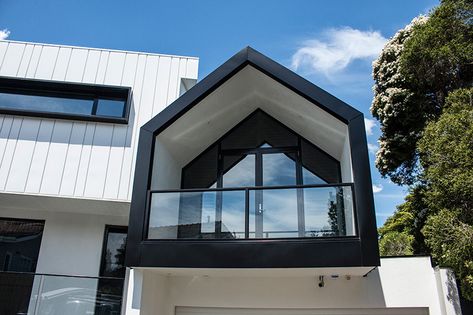 Lynden Street House features Interlocking and Standing Seam cladding panels in COLORBOND Surfmist and Nightsky. Panels made by Metal Cladding Systems. Colorbond Cladding House, Surfmist Exterior, Colorbond Surfmist, Standing Seam Cladding, Cladding Ideas, Exterior House Doors, Black Cladding, Melbourne Architecture, Front Facade