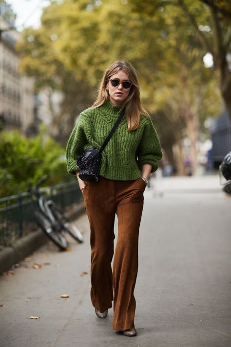 paris fashion week street style Winter Cord Set Outfit Women, Winter Cord Set, Corduroy Pants Outfit, Christmas Outfit Casual, Marlene Hose, Trendy Party Outfits, Boho Street Style, Cute Work Outfits, Cord Set