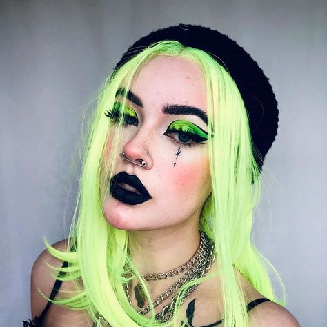 Mostly here for the blush and the tear drop art. Egirl Makeup Looks, Makeup Egirl, Egirl Makeup, Punk Makeup, Gothic Hairstyles, Neon Hair, Creation Photo, Color Switch, Green Makeup