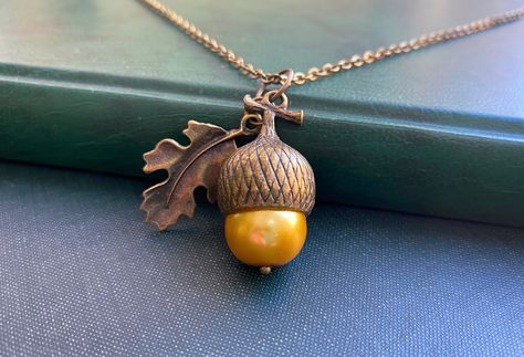 This is a lovely necklace with a beautifully detailed golden acorn pendant. The pendant is made of bronze and glass. Very pretty necklace! The necklace is made of antiqued bronze, all parts are lead and nickel free. There are three length option for the chain; short, medium and long. Please select your favourite from the drop down menu. Custom length is also an option, simply leave a note with your order. The necklace is sent in a small gift bag ready for gifting. If you have any questions, please feel free to ask. Golden Acorn, Acorn Pendant, Acorn Necklace, Autumn Necklace, Jewelry Nature, Pretty Necklace, Small Gift Bags, Pretty Necklaces, Vintage Nature