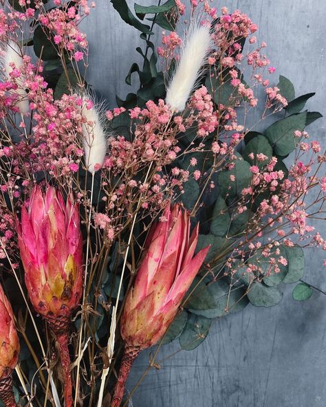 Our bestselling Evelyn bouquet is BACK ✨🌸 A gorgeous blend of dried and preserved florals including those stunning pink protea 😍 Perfect for bringing a pop of pink to your space month after month 🤍 . . #driedflowers #driedflower #floristry #floralstyling #flowers #underthefloralspell #botanicalpickmeup #everlastingflowers #moodforfloral #justbefloral #hygeehome #styleathome #sustainableflowers #slowliving #floraldesign #floralarrangement #driedflowerbouquet #driedflowerarrangements #floral... Pink Protea, Protea Flowers, Sustainable Flowers, Protea Flower, Everlasting Flowers, Flower Stems, Dried Flower Bouquet, Dried Flower Arrangements, Shades Of Pink