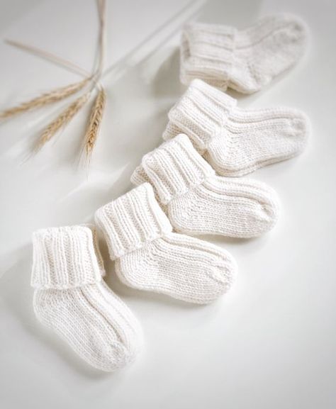 Handknit Socks, Sock Ideas, Crochet Baby Socks, Baby Socks Knit, Baby Boy Socks, Newborn Socks, Baby Bedtime, Merino Wool Socks, Diy Bebe