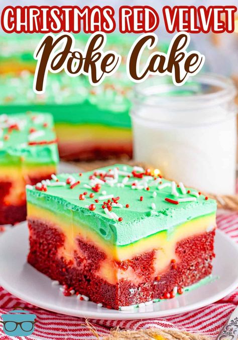 Holiday Poke Cake Recipes, Christmas Jello Cake, Christmas Cute Desserts, Christmas Poke Cake, Bolo Red Velvet Receita, Christmas Desserts Recipes, Red Velvet Poke Cake, Holiday Cake Recipes, Christmas Red Velvet