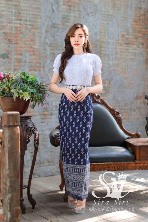 Thai Outfits Modern, Pua Kumbu, Thai Outfits, Khmer Clothes, Burma Dress, Thai Traditional Dress, Traditional Outfit, Myanmar Dress, Thai Dress