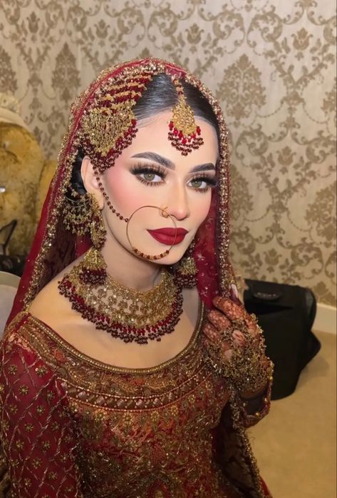 Baraat Makeup Look, Baraat Jewelry, Desi Bridal Makeup Red, Pakistani Bride Jewelry, Bridal Makeup Looks Pakistani, Indian Bridal Makeup Wedding, Pakistani Bridal Jewelry Sets Brides, Pakistani Bridal Makeup Red, Barat Makeup