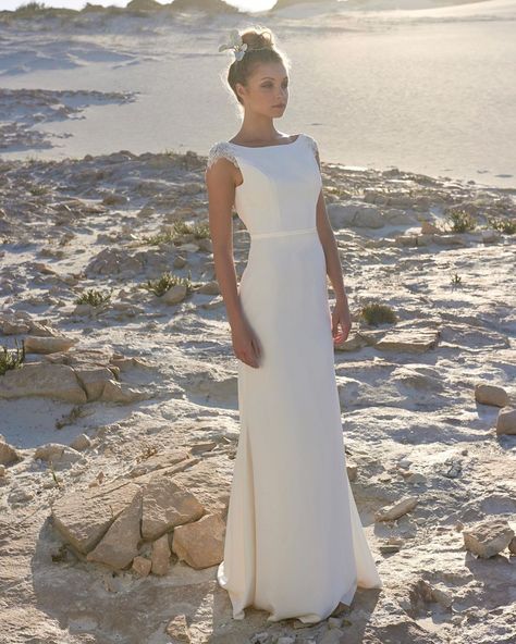 Elbeth Gillis on Instagram: “We've got a little secret to share with our brides, Victoria from our #Luminescence collection, is one of our bestsellers! We're in love 😍…” Elbeth Gillis, Fitted Wedding Gown, Simple Elegant Wedding Dress, Plain Wedding Dress, Wedding Dress Gallery, Boda Mexicana, Minimalist Wedding Dresses, Wedding Dresses Satin, Wedding Dress Couture