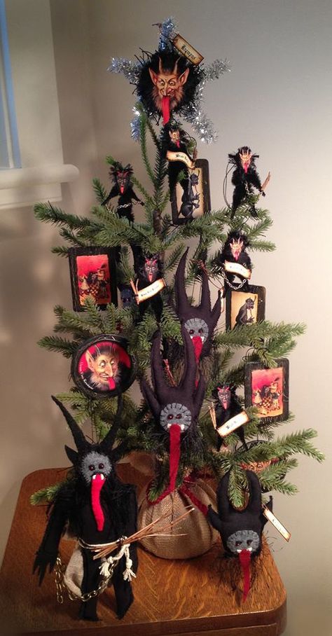 Next year...in good time for St Nikolaus Tag....the Krampus tree!!!! Diy Krampus Decorations, Krampus Christmas Tree, Krampus Crafts Diy, Krampus Decorations Diy, Krampus Ornaments Diy, Krampus Christmas Decor, Krumpas Christmas, Felt Krampus, Krampus Crafts