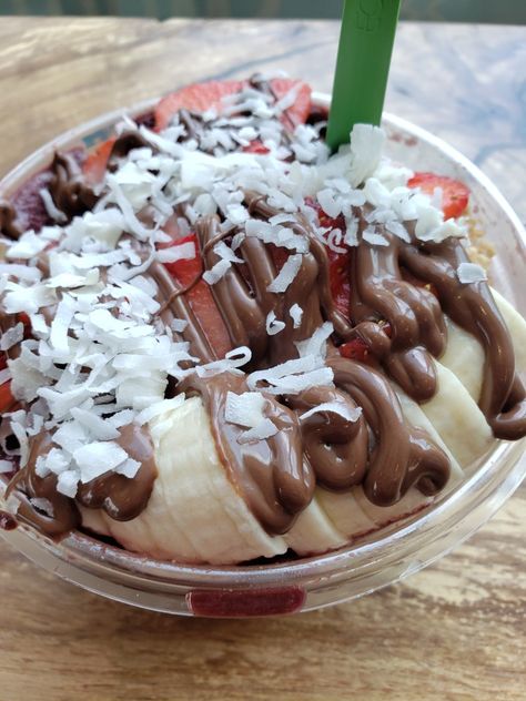 Acai Bowl Nutella, Nutella Acai Bowl, Açaí Bowls, Strawberry Acai, Food Inspired, Acai Smoothie, Smoothie Bowls, Healthy Lifestyle Food, Chocolate Drizzle