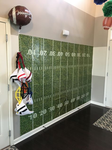 Football Photobooth Ideas, Superbowl Photo Backdrop, Football Party Photo Backdrop, Sports Photo Backdrop, Football Backdrop Ideas, Football Photo Backdrop, Football Party Photo Booth, Football Photo Booth, Football Backdrop