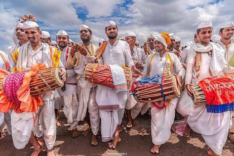 Pandharpur Waari Captured by @ppravinkamble. This is an annual pilgrimage (yatra) to the town of Pandharpur which is the seat of Hindu God Vithoba in the Indian state of Maharashtra in honour of the deity. Vari Pandharpur, Pandharpur Wari Photography, Varkari Photography, Krishna Graphics, Ganpati Photography, Pandharpur Wari, Ganesh Lord, Life Drawing Reference, Abstract Art Images