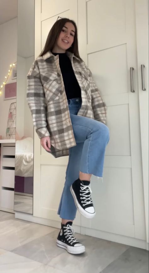 Winter Fashion Outfits For College, Outfit Sobrecamisa Mujer, Outfit Con Sobrecamisa, Outfits Con Sobrecamisa, Small Shirt Outfit, Sobrecamisa Mujer Outfit, Light Blue Jeans Outfit Winter, Med School Outfit, Light Blue Jacket Outfit