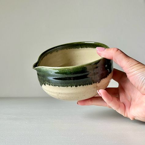 These matcha bowls are a bit bigger than the ones I usually make. Actually, the size of my matcha bowls changes all the time because I like to create them based on how I’m feeling at the moment. This constant change is part of what makes making matcha bowls so much fun for me. 🌿 I only have one left, so check it out on my website! Matcha Bowl Pottery, Matcha Mug, Making Matcha, Matcha Milk, Matcha Set, Diy Bowl, Sun Burn, Matcha Bowl, Matcha Powder