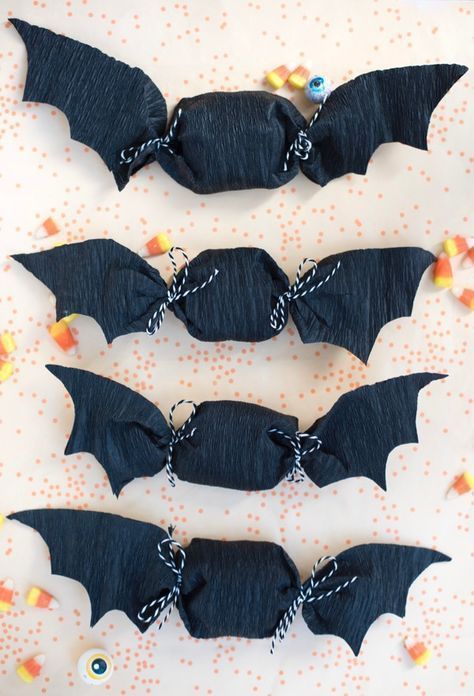 Ideas para cumpleaños de Vampirina Festa Hotel Transylvania, Diy Favors, Dekorasi Halloween, Paper Bat, Casa Halloween, Halloween Memes, Batman Party, Batman Birthday, Oh Happy Day