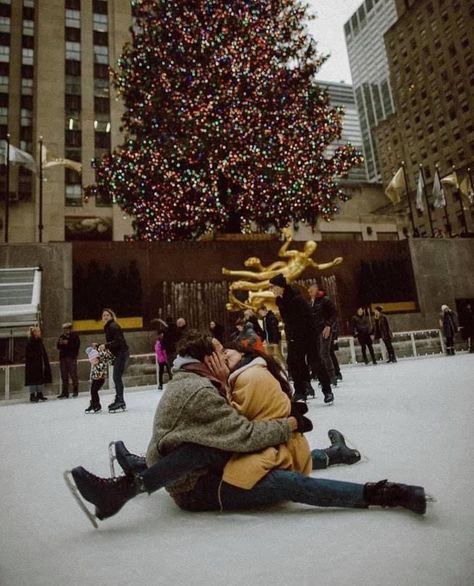 Christmas Instagram Pictures, Couples City, Christmas Shoot, Winter Photo, Winter Love, Christmas Photoshoot, Christmas Trends, Nyc Wedding, Look Here