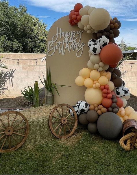 Horse Themed Balloon Arch, 1st Rodeo Bday Party Ideas, Vaquera Birthday Party Ideas, Western Theme Balloon Arch, Country Balloon Arch, Wild West Balloon Arch, Dude Ranch Party Ideas, Western Theme Balloons, Western Balloon Backdrop