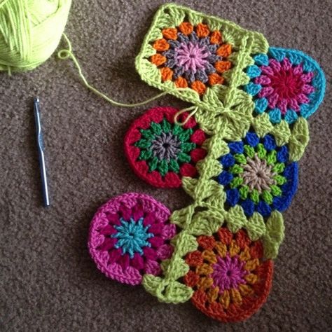 Want to learn how to make continuous join #crochet granny squares? You can with this great tutorial Modern Haken, Hantverk Diy, Eyeglasses Holder, شال كروشيه, Crochet Blocks, Pola Sulam, Square Blanket, Square Crochet, Crochet Motifs