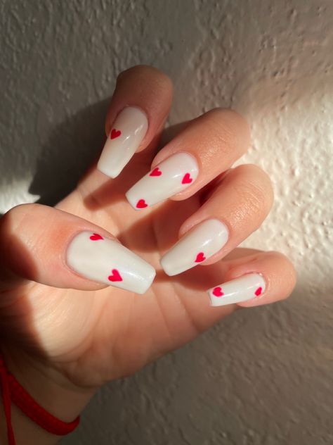 White Nails With Valentine Design, Nail Design Red And White, White Nails And Red Heart, Nails Inspiration Red And White, White Nails With Red Heart Acrylic, White Nails With Purple Heart, White Nails Heart Design, White And Red Heart Nails, White And Red Valentines Nails