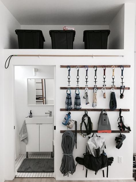 Climbing Storage Ideas, Climbing Gear Wall, Climbing Gear Rack, Climbing Gear Storage, Climbing Gear Organization, Climbing Storage, Gear Room Ideas, Outdoor Gear Organization, Climbing Board