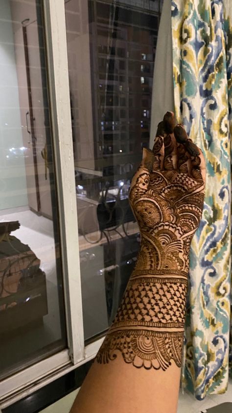 Mehendi Hands Aesthetic, Mehendi Snap, Mehndi Snap, Mehndi Hand Snapchat Story, Abaya Fashion Dubai, Unique Party Ideas, Very Simple Mehndi Designs, Mehndi Designs Front Hand, Best Mehndi Designs