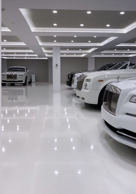 Luxury Cars Garage, Rolls Royce Aesthetic, Most Luxurious Car, Luxury Car Garage, Style On A Budget, Aesthetic Cars, Rolls Royce Motor Cars, Cars Aesthetic, Luxury Garage