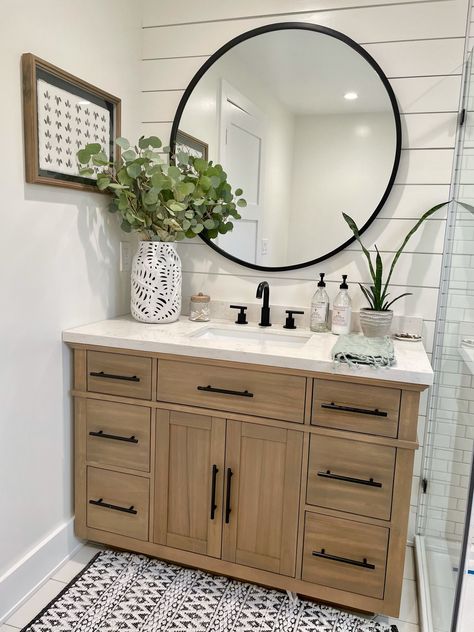 Guest Bathroom Remodel, Bathroom Farmhouse Style, Casa Vintage, Bathroom Remodel Designs, Basement Bathroom, Bathroom Inspiration Decor, Upstairs Bathrooms, Bathroom Redo, Wood Bathroom