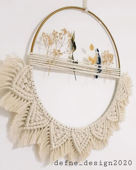 Makramee Wanddekoration Check more at s://tumblr.com/ZV5ZRSbGyyQ4GW00/ref=54315 Makramee Ring Diy, Makramee Am Ring, Smile Tips, Macrame Circle, Couronne Diy, Boho Frame, Macrame Wall Hanging Diy, Macrame Wall Hanging Patterns, Witchy Crafts