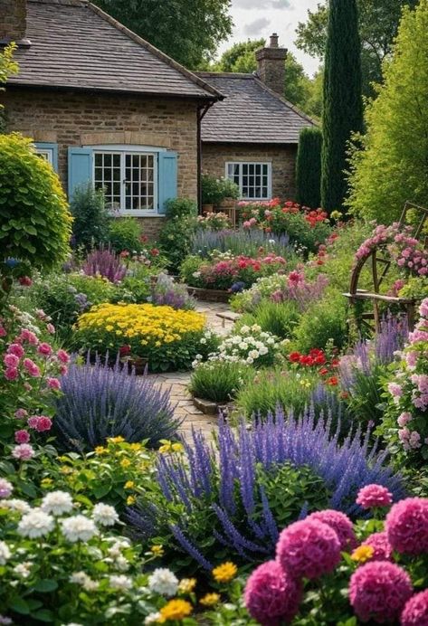 Pretty Home Garden, Wild Garden Ideas Landscaping, Beautiful Garden Beds, Pictures Of Gardens, Backyard Floral Landscaping, Lush Garden Ideas, Outdoor Flower Bed Ideas, Front House Garden Ideas, Flowers In Backyard