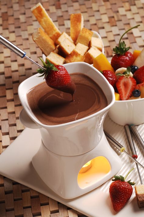 Fondue de Chocolate Chocolate Fondue Ideas, Fondue Ideas, Fondue Chocolate, New Technology Gadgets, Coffee Time, Chocolate Fondue, Chocolates, Your Story, Tea Time