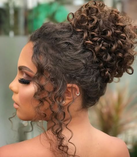 #22/12 - 11 Penteados FÁCEIS para o Natal (cabelo cacheado+liso) - Flor de Papel Heart Shaped Face Hairstyles, Curly Bridal Hair, Curly Wedding Hair, Natural Curls Hairstyles, Hairdos For Curly Hair, Penteado Cabelo Curto, Curly Hair Tips, Long Curly Hair, Curly Hairstyles