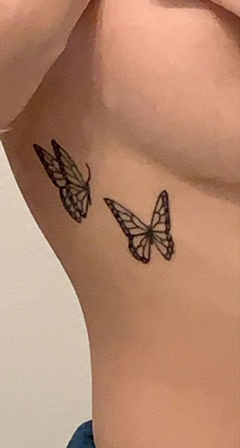 Side Of Brest Tattoo, Cute Rib Cage Tattoos, Tatto Under Booba, Butterfly Tattoo In Between Breast, Butterfly Tattoo On Rib Cage, Rob Tattoo Women, Tattoos Side Rib, Under Rib Tattoo, Tattoos Under The Breast