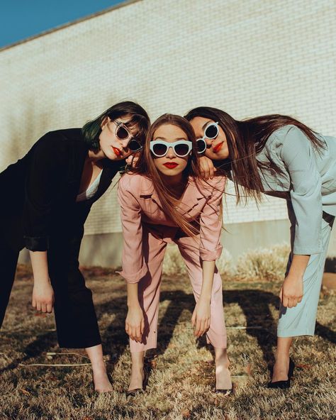 lainey (lou) conant🌿🌵 on Instagram: “don’t ask me why but this gives me three blind mice vibes. also if you’re a creative go reply to my story and if you’re anyone ever, go…” Three Person Photoshoot, 3 Person Photoshoot, Three Friends Photoshoot, Cousin Photoshoot, Trio Photoshoot, Sister Shoot, Trio Poses, Group Posing, Model Photoshoot Poses