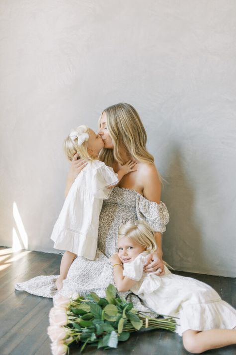 Mothers Day Gifts Toddlers, Motherhood Minis, Mothers Day Photoshoot, Mommy And Me Poses, Mother And Child Pictures, Bed Poses, Spring Minis, Spring Family Pictures, Motherhood Photos