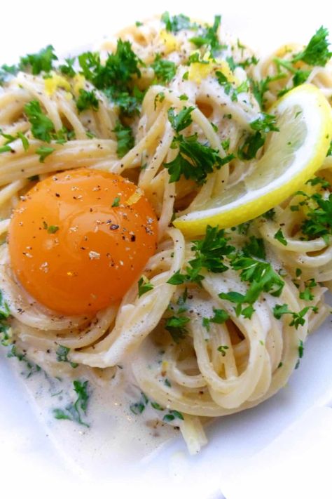 Lemon Sauce Pasta, Pasta With Egg Yolk, Spaghetti With Egg, Pasta Simple, Lemon Pasta Recipes, Cream Sauce Pasta, Easy Pasta Sauce, Basil Pasta, Sauce Pasta