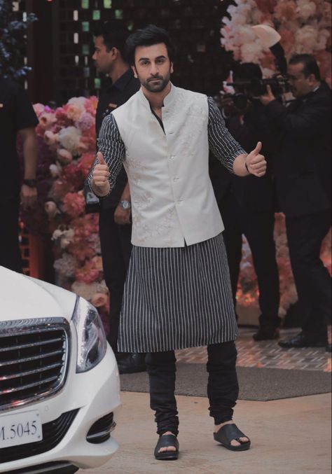 Ranbir Kapoor Kurta, Pajama Men, Kurta Pajama Men, Indian Men Fashion, Indian Man, Kurta Pajama, Ranbir Kapoor, Actor Photo, Pajamas