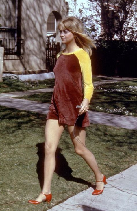 Goldie Hawn's brown and mustard velvet baseball sleeve mini-dress in Shampoo (1975) Goldie Hawn Kurt Russell, Goldie Hawn, Actrices Hollywood, Norma Jeane, 1970s Fashion, Love Vintage, 1960s Fashion, 60s Fashion, Vintage Clothes