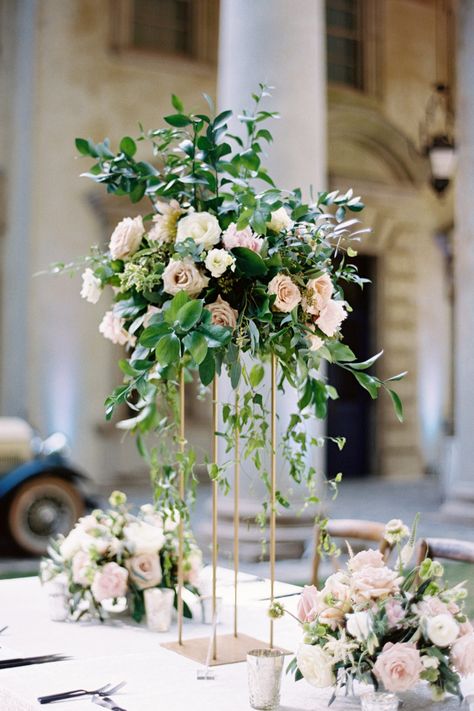 Tall floral centerpieces on a gold square stand. Photo: Eve Yarbrough Tall Whimsical Wedding Centerpieces, Wedding Centerpieces On Risers, Tall Floral Centerpieces Wedding Reception Ideas, Geometric Flower Stand Wedding, Raised Floral Centerpieces, Tall Floral Centerpieces, Swan House Wedding, Tall Wedding Centerpieces, Black Wedding Cakes