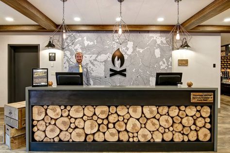 Lodge Reception Desk, Modern Ski Lodge, Rustic Reception Desk, Lodge Reception, Hotel Reception Desk, Lodge Design, Hostels Design, Rustic Cafe, Hotel Lobby Design