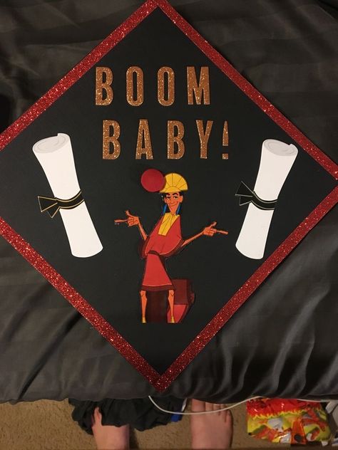 Funny Graduation Caps High Schools, Aesthetic Graduation Cap Designs, Funny Grad Cap Ideas, Grad Cap Decoration, Disney Graduation Cap, Grad Hats, Funny Graduation Caps, Creative Graduation Caps, Disney Graduation