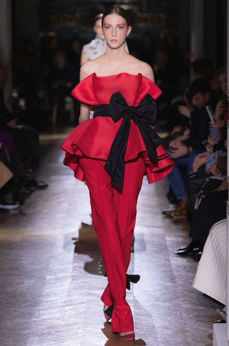 Valentino Haute Couture 2020 #fashion #runway Valentino 2017, Evening Trousers, Valentino Dresses, Valentino Runway, Valentino Gowns, Valentino Haute Couture, Valentino Couture, Valentino Dress, Couture Mode