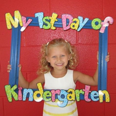 @Cynthia Parrish  ... Maybe for Preschool?  First day of school 1st Day Of Kindergarten, Portfolio Kindergarten, Preschool First Day, First Day Of School Pictures, Welcome To Kindergarten, Welcome To School, First Day School, First Day Of School Activities, Kindergarten Fun