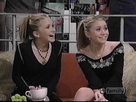 Mary Kate And Ashley Matching, When In Rome Mary Kate And Ashley, So Little Time Mary Kate And Ashley, Mary Kate And Ashley Olsen 2000s, Mary Kate And Ashley Movies, People Eating, Ashley Olsen, Mary Kate