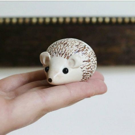 Hedgehog Clay Sculpture, Kalediniai Zaisliukai, Polymer Clay Hedgehog, Air Dry Clay Animals, Clay Morrow, Clay Hedgehog, Xmas Clay, Clay Plants, Hedgehog Figurine