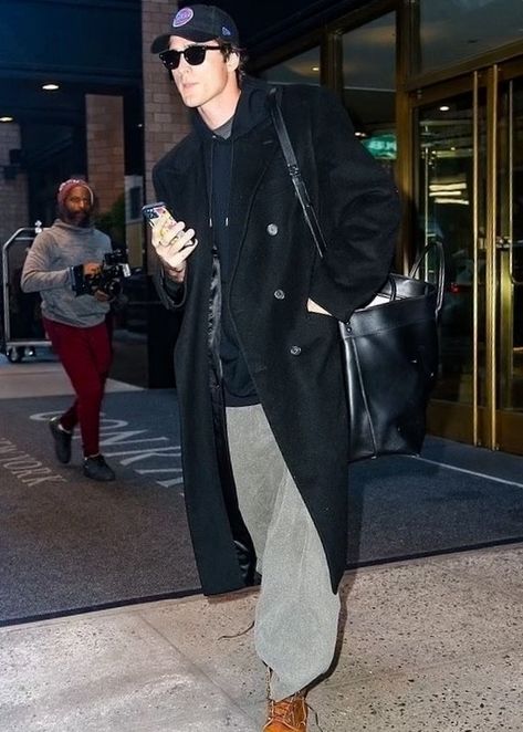 Jacob Elordi Handbag, Jacob Elordi Airport, Jacob Elordi Purse, Jacob Elordi Bags, Jacob Elordi, 2024 Style, Celebrity Style, Mood Board, Cool Style