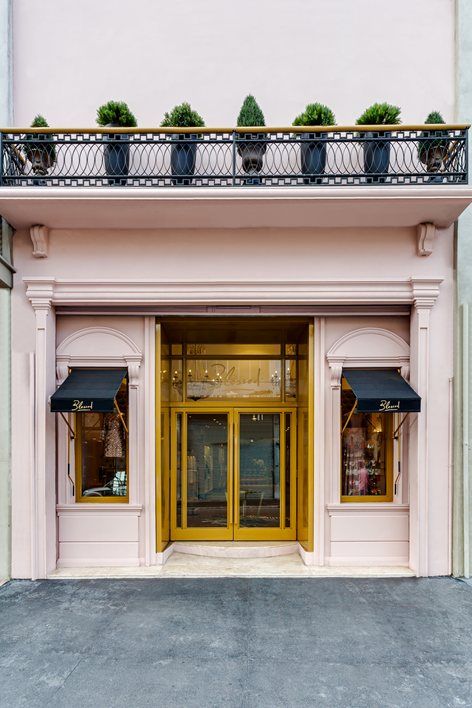 PINK STORE | Piloni Architecture Pink Store, Shop Facade, Tree Beautiful, Artificial Topiary, Store Design Boutique, Storefront Design, 카페 인테리어 디자인, Beauty Salon Decor, التصميم الخارجي للمنزل