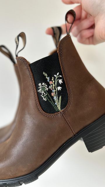 Embroidery In Shoes, Embroidered Blundstone Boots, Embroidered Blundstone, Blundstone Embroidery, Embroidery Ideas Simple, Embroidery Inspiration Clothing, Embroidered Gifts Ideas, Embroidered Gift Ideas, Things To Embroider