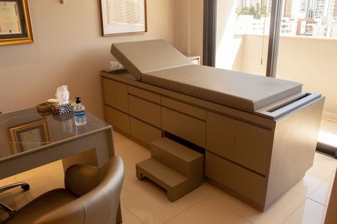 At Home Medical Room, Clinic Bed Design, Clinic Interior Design Small, Small Doctors Office, Medical Room Design, Clinic Consultation Room Design, Consultation Room Design, Waiting Room Design Reception Areas, Doctor Desk