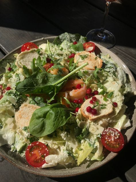 Garden Salad Aesthetic, Italian Salad Aesthetic, Salad Aesthetic Restaurant, Cesar Salad Aesthetic, Vegetable Salad Aesthetic, Food Atheistic, Salad Asthetic Picture, Caesar Salad Aesthetic, Aesthetic Salad