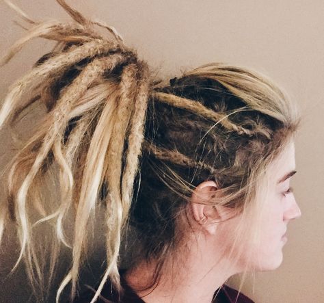 Blonde dreadlocks ponytail. #Dreads Ponytail Dreads, Dark Teal Hair, Dread Inspiration, Dreadlocks Ponytail, Dreadlock Journey, Dreadlocks Hairstyle, Pretty Dreads, Dreadlocks Hairstyles, Blonde Dreadlocks