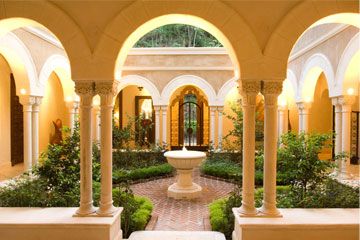 Classic Greco-Roman Courtyard with Garden and Fountain.  Reminds me of the Getty Villa. Cafe Photography, Roman Garden, Indoor Courtyard, Elizabeth Messina, Roman Villa, Mediterranean House Plans, Plans Architecture, Front Courtyard, Tuscan Design